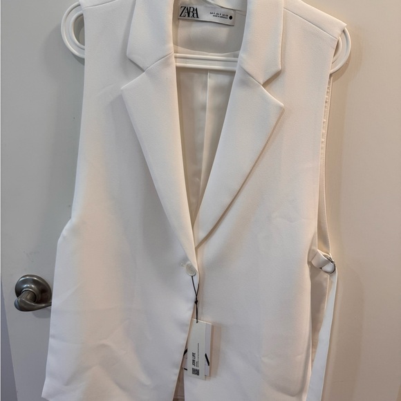 Elegant White Sleeveless Blazer Vest - Picture 3 of 4